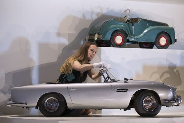 Entre los objetos de la muestra se encuentra una réplica en pequeño de un coche de James Bond.