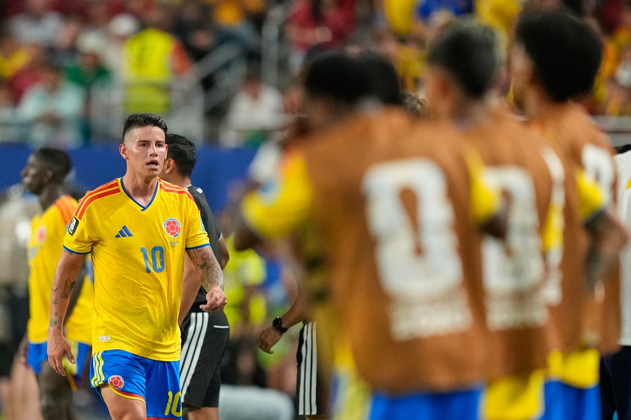 James Rodríguez se despide del campo.