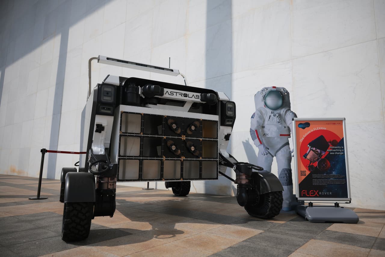 El primer rover construido por Astrolab que SpaceX enviará en un futuro vuelo Starship es expuesto durante el festival EARTH to SPACE, en el Kennedy Center el 28 de marzo de 2025 en Washington, DC.