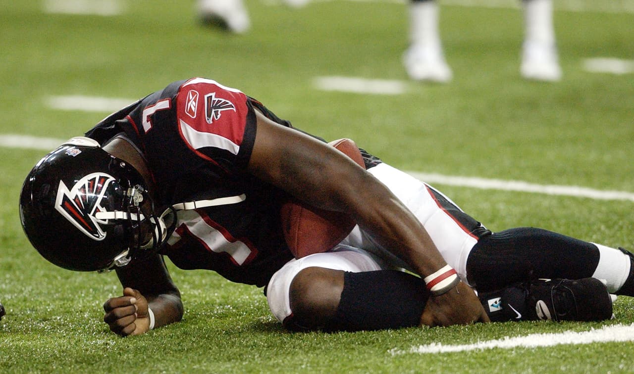 Michael Vick, ex quarterback de los Atlanta Falcons, apareció en la portada de Madden 04. Vick sufrió de fractura en el peroné y se perdió los 11 primeros juegos de temporada.