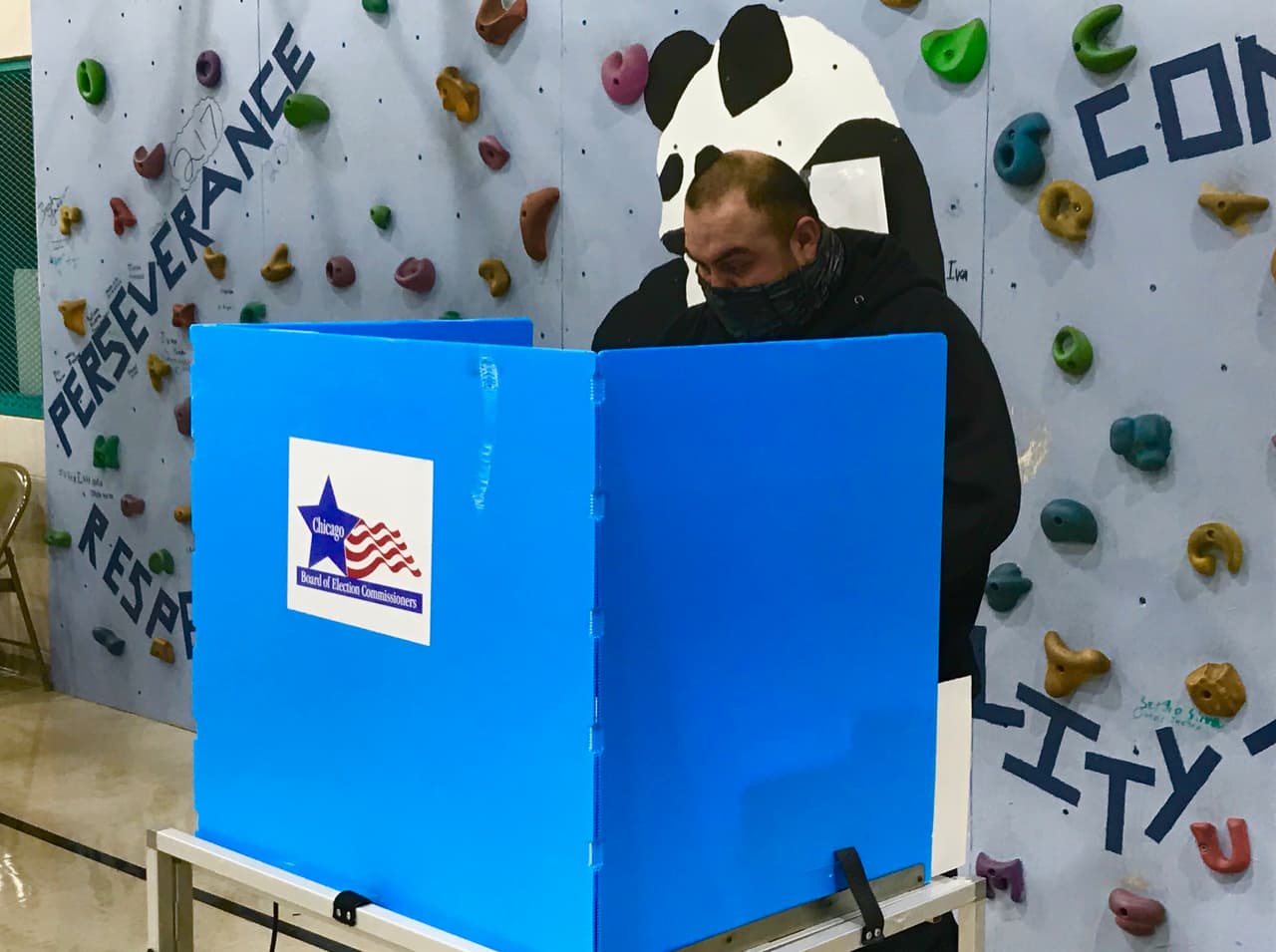 Hoy miércoles 14 de octubre abrieron nuevos sitios para la votación temprana en los 50 distritos de Chicago.