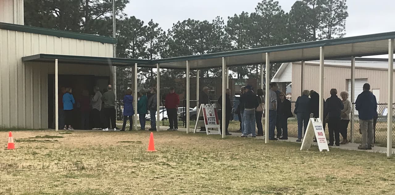 Desde tempranas horas del martes los electores han acudido a los centros de votación para participar en las elecciones primarias. Lugar: Seven Lakes Baptist Church, condado de Moore.