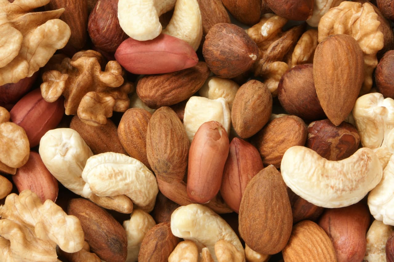 <b>7. Almendras, nueces, maní</b>
<br>
<br>Los frutos secos son ricos en ácidos grasos esenciales como el Omega3, cuya acción sobre el colesterol es benéfica, manteniendo la sangre fluida y mejorando la condición cardíaca. Estas sustancias, además, no las produce el cuerpo humano y forman parte de las esenciales para el organismo. Un cálculo estimado de su consumo serían unas 4 a 7 nueces diarias.