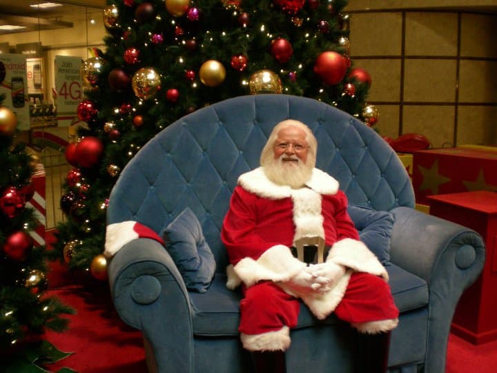 <b>Lugar</b>: Cumberland Mall
<br>
<b>Fechas</b>: Hasta el 24 de diciembre
<br>
<b>Dirección:</b> 2860 Cumberland Mall SE. Atlanta, GA
<br>
<b>Sitio web</b>:
<a href="https://www.cumberlandmall.com/en/events/pictures-with-santa-44407.html">https://www.cumberlandmall.com/en/events/pictures-with-santa-44407.html</a>
<br>
<br>Se recomienda hacer reservaciones en este centro comercial para tomarse fotos con Santa.