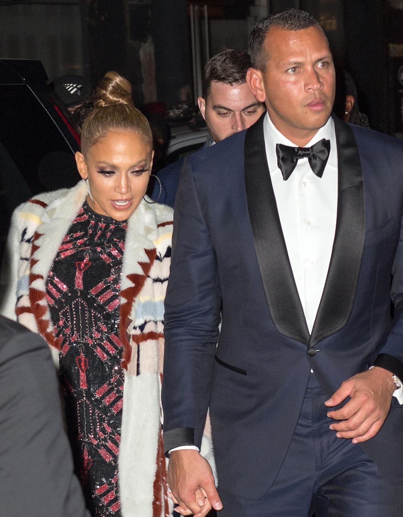 El abrigo largo, el mini bolso -todo de Valentino- y las pestañas postizas de la diva, solo hicieron lucir mas el esmoquin azul noche con solapas de satín de él.