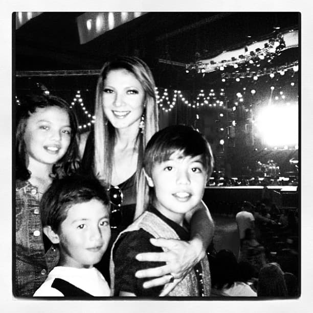 <a href="https://www.univision.com/entretenimiento/cultura-pop/priscila-y-sus-balas-de-plata-tiene-una-hija-de-18-anos-que-parece-su-hermana-son-igualitas">Sara, de 19 años</a>, Gustavo, de 17 años, y Alejandro, de 15 años, son los grandes amores de Priscila y El Temerario.