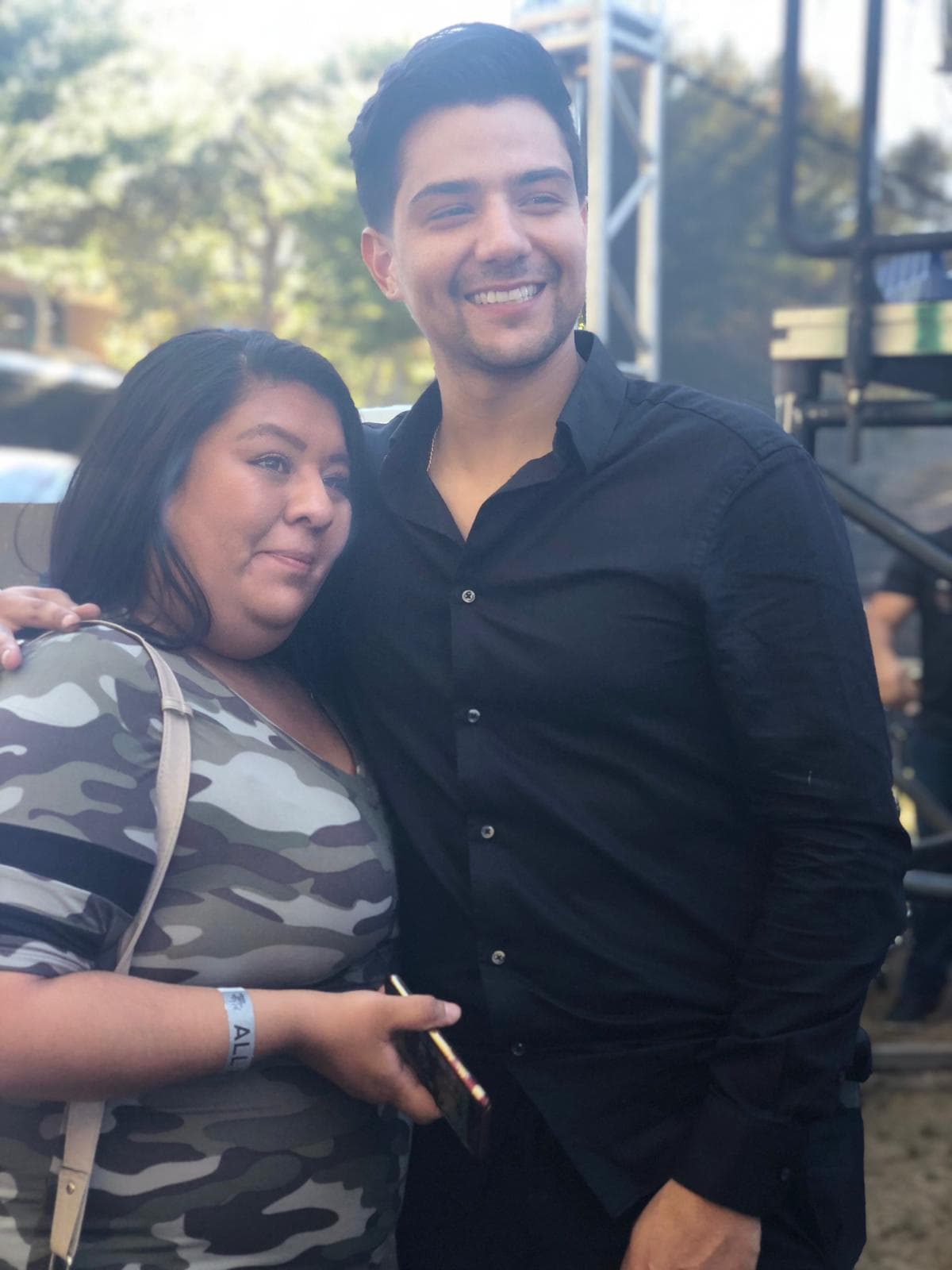 Luis Coronel fue uno de los primeros en presentarse y como siempre, estuvo muy atento complaciendo a sus seguidoras.