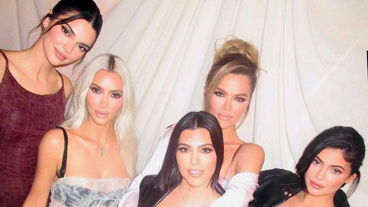Las Kardashian impactaron con sus looks de Navidad: lucieron escotes, brillos y más