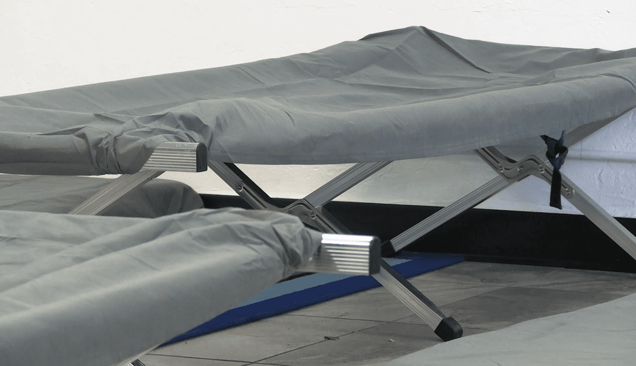 Hay aproximadamente 17 camillas disponibles al igual que mesas y sillas.
<br>