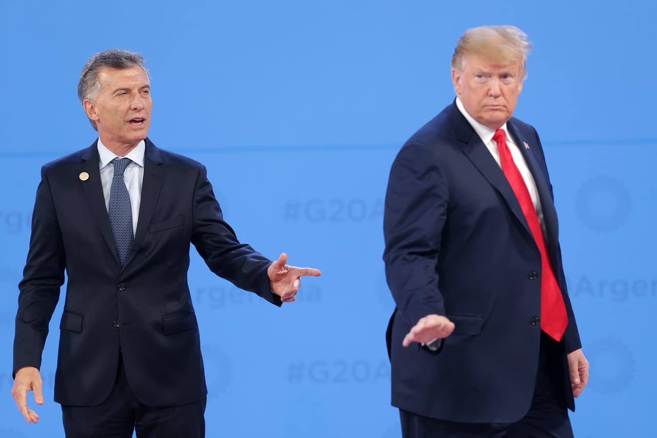 Ahí empezaron los desencuentros. Durante las fotos protocolarias, Trump dejó a Macri hablando solo en un extraño momento. Pese a que uno de los encargados de protocolo salió corriendo a buscarlo aparentemente para que regresara, el presidente estadounidense no regresó ante la cara de sorpresa de su homólogo argentino.