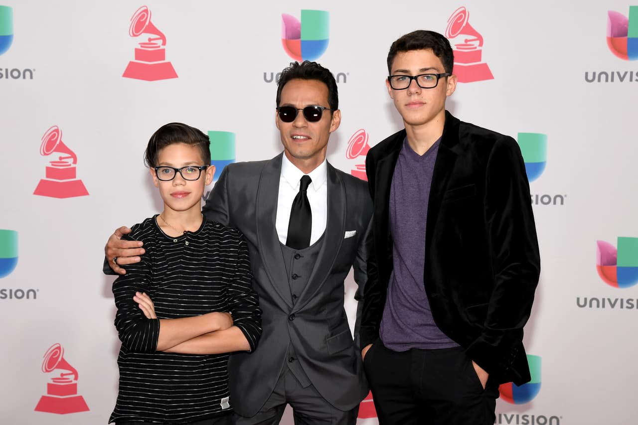 En 2016, Marc Anthony fue reconocido con el premio Persona del Año en los Latin GRAMMY. Sus dos hijos, Ryan y Marcus, fruto de su matrimonio con Dayanara Torres, desfilaron por la alfombra roja con él. En esos momentos, los rumores sobre su divorcio de Shannon de Lima sonaban fuerte, y su ausencia en una noche tan especial los alimentaba más.