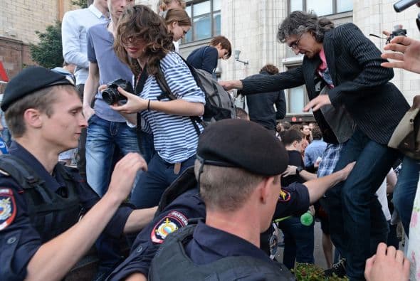 El alcalde en funciones de Moscú, Serguéi Sobianin, se pronunció a favor de que el dirigente opositor Alexéi Navalny se presente a las elecciones al Ayuntamiento de la capital rusa del próximo 8 de septiembre. Navalny decidió retirar su candidatura tras ser condenado la víspera a cinco años de cárcel en un caso de robo de madera y fraude, lo que de hecho le inhabilitaba para tomar parte en unas elecciones. Después de su arresto, condena y posteriores demostraciones en St. Petersburg y otras ciudades rusas, el bloguero fue puesto en libertad en forma inesperada. Al quedar en libertad hasta que se resuelva la apelación de la sentencia, el opositor podría concurrir teóricamente a los citados comicios. Tras abandonar la prisión preventiva de la ciudad de Kírov, unos 900 kilómetros al este de la capital, Navalny señaló que tomara una decisión cuando vuelva a casa. Mientras, el veterano opositor liberal, Borís Nemtsov, animó hoy a Navalny a postular su candidatura, "continuar hasta el final y ganar". "Estoy convencido de que si en las elecciones recibe más de un millón de votos, no se atreverán a encerrarlo. La garantía de inmunidad de Navalny depende directamente del apoyo popular", apuntó. Navalny, bloguero anticorrupción que sacó a la luz los trapos sucios del partido del Kremlin, era considerado hasta su condena ayer a cinco años de cárcel el dirigente opositor con mayor gancho electoral. Los analistas no creen en una posible victoria de Navalny en las elecciones a la alcaldía, pero consideran que su condena sí puede traerle réditos electorales. Uno de los organizadores en diciembre de 2011 de las mayores protestas antigubernamentales desde la caída de la Unión Soviética, Navalny fue el dirigente más votado cuando la oposición extraparlamentaria decidió crear un consejo coordinador.