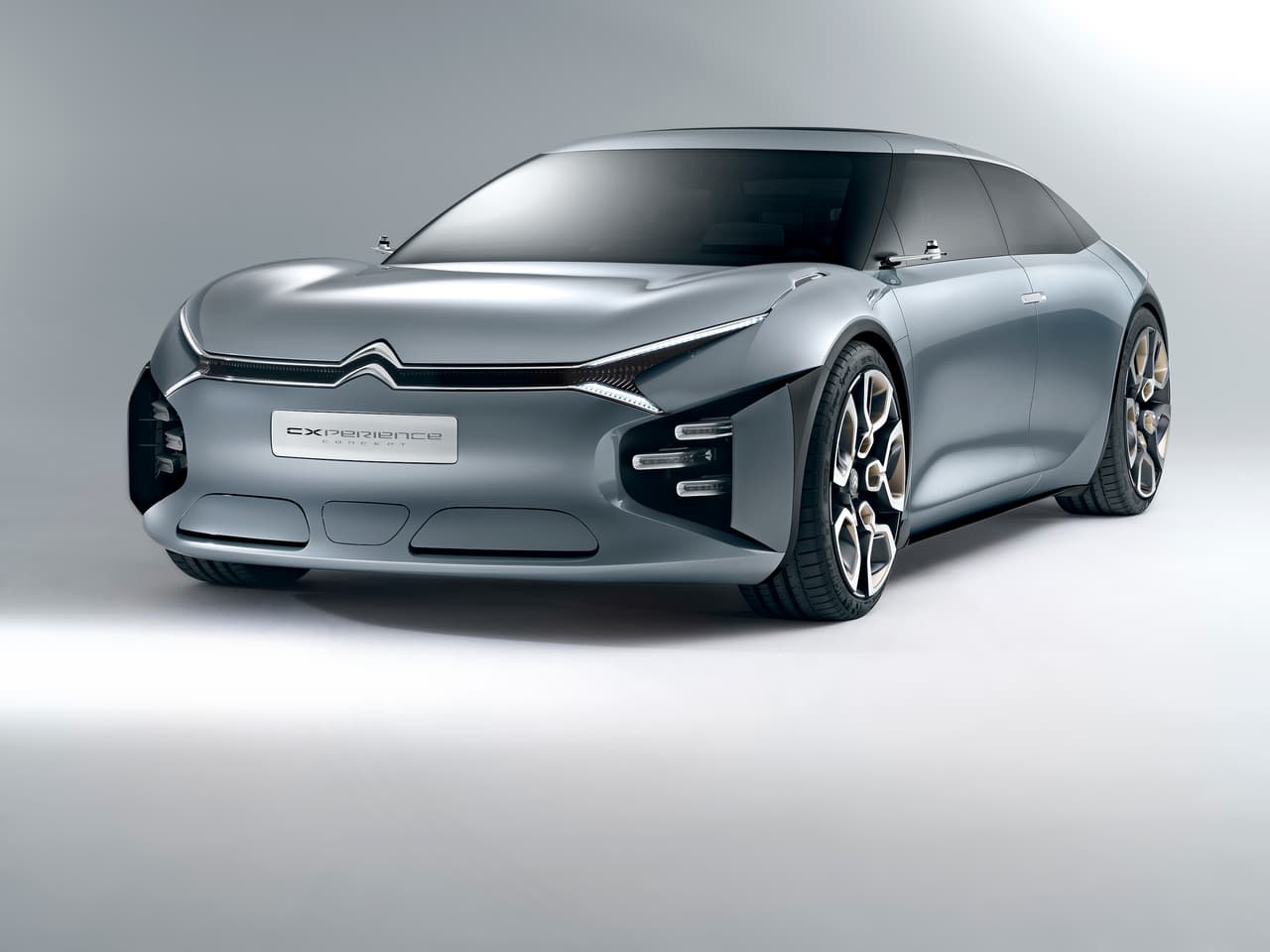 Citroen CXperience: Citroen no se quedó atrás siendo una de las marcas locales en el Auto Show de París: la firma de los chevrones también tiene su concept eléctrico, el CXperience.