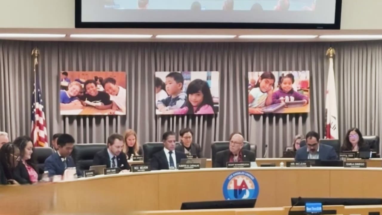 Menos estudiantes, menos fondos: LAUSD se prepara para miles de despidos