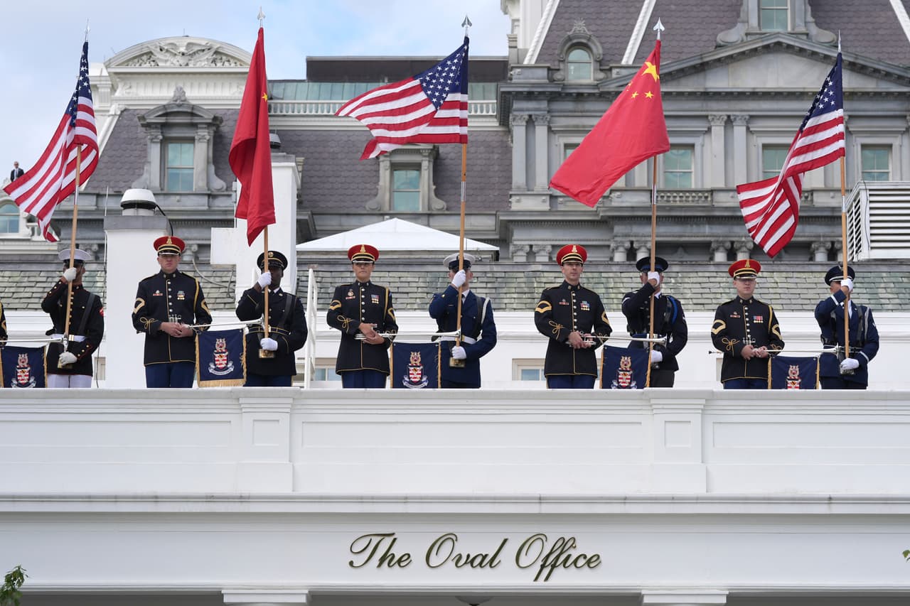 La visita de Xi Jinping a la Casa Blanca estuvo acompañada por una ceremonia protocolaria con una destacada exhibición militar y aérea. El despliegue incluyó la participación de elementos de las Fuerzas Armadas y un espectáculo en el cielo, como parte de los actos oficiales organizados para recibir al mandatario chino.