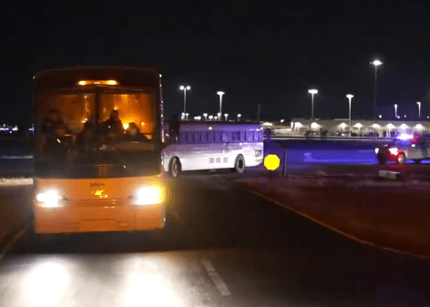 Medios de comunicación documentaron que la 
<b>movilización de personas, autobuses y agentes del orden se mantiene en Tucson</b>.