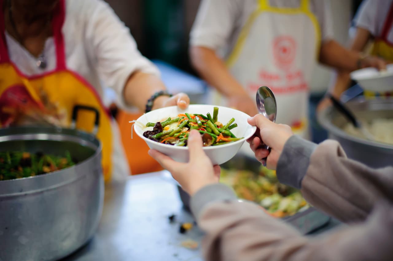 Los adultos sanos menores de 50 años sin hijos deben trabajar al menos 80 horas al mes o estar inscritos en un programa educativo o de capacitación para ser elegibles. A partir de octubre, este requisito de edad se elevará a 52 años.
<br>