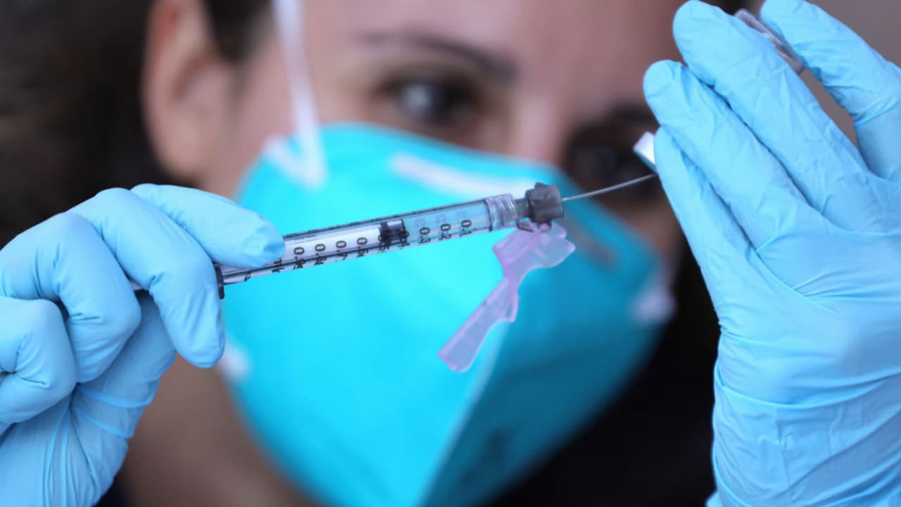 Llevan las vacunas contra el Covid a las estaciones del tren urbano en Chicago