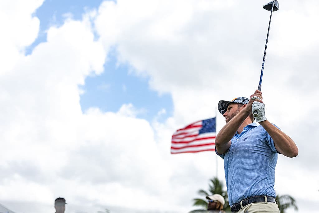 Eric Trump hace swing desde el primer tee durante la previa del LIV Golf Miami en el Trump National Doral el 3 de abril de 2025 en Doral.