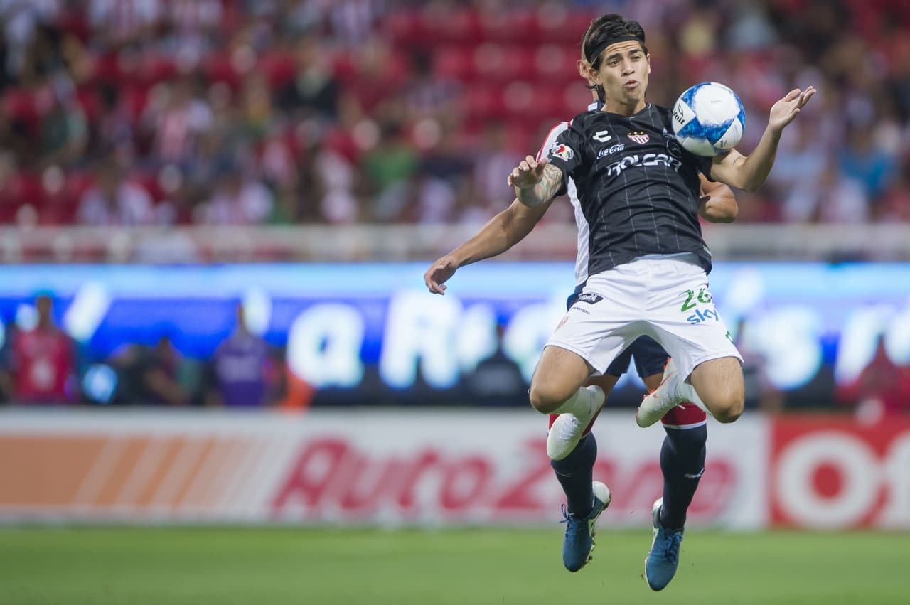 Necaxa intentó retener el balón al frente tras el monopolio de Chivas en el medio campo, pero los esfuerzos de los Rayos no sirvieron de mucho.