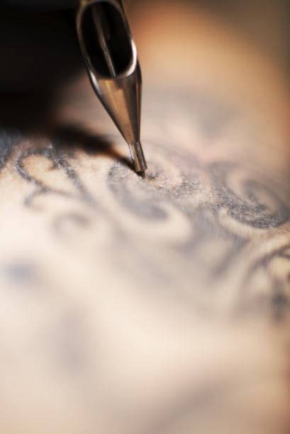 Tattoo night. ¿Tienes amigos tatuadores? Llámalos o contrata a diferentes artistas para que tatúen en los diversos espacios de tu casa.