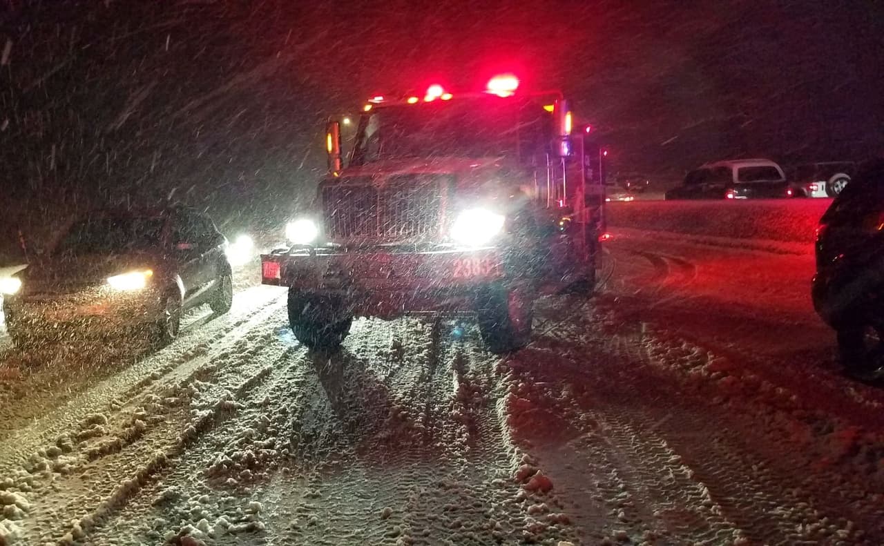 Los rescatistas de Cal Fire advierten que las condiciones en la región conocida como Donner Summit, uno de los principales caminos que llevan hacia Lake Tahoe, son "traicioneras" y los conductores deben extremar precauciones si deciden viajar.