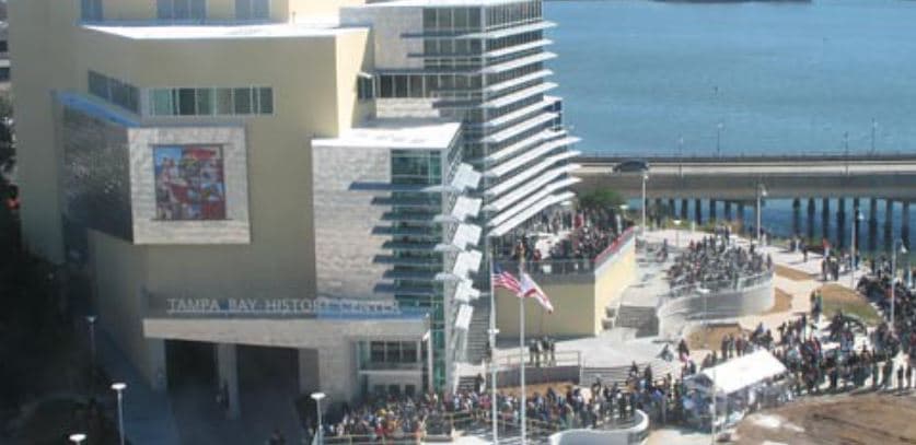 Ubicado en el cuarto piso del Centro de Historia, el 
<b>Currie B. and Lavinia Sparkman Witt Research Center</b> está abierto al público en general sólo con cita previa, de lunes a viernes de 10 de la mañana a 5 de la tarde.
<br>
<br>Las citas se pueden hacer llamando al 813-204-2629 con un aviso de tres días de anticipación.
<br>
<br>Se trata de una 
<a href="https://hcplc.org/locations/witt-research" target="_blank">sala de investigación</a> y lectura sin préstamos de materiales. Los libros, documentos u otros artículos deben verse en el sitio. Los servicios de copia y escaneo están disponibles por una tarifa.
<br>