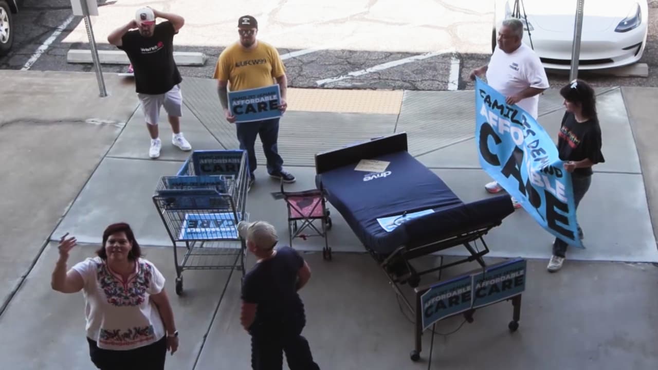 Activistas protestan frente a la oficina de Juan Ciscomani en Tucson por sus recientes votaciones en el congreso