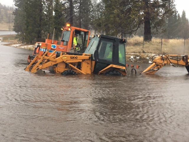 Carretera SR 97 anegada en el condado Siskiyou por las lluvias caídas entre el 7 y el 8 de enero.