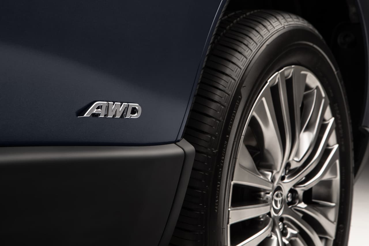 Todas las unidades llegan de serie con tracción en las cuatro ruedas. El motor a gasolina y dos motores eléctricos motivan el eje delantero, mientras que el tercer motor eléctrico se encarga de motivar el eje trasero, cuando las condiciones del terreno así se lo exijan.