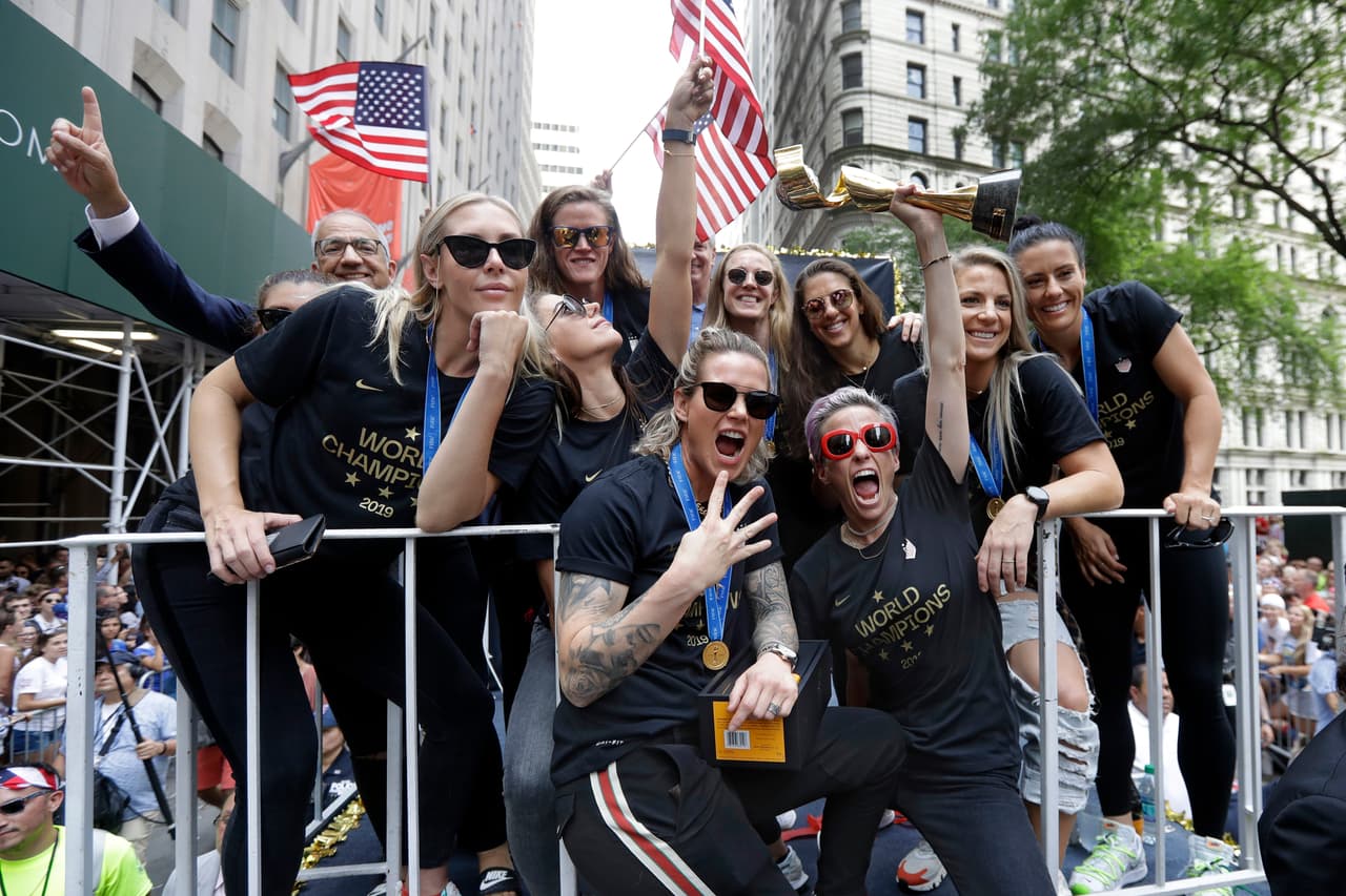 Para la comunidad gay de Estados Unidos, a menudo frustrada porque no hay deportistas abiertamente gays en los principales deportes nacionales –el béisbol, el fútbol americano, el básquetbol y el hóckey sobre hielo– la selección femenina de fútbol ha sido motivo de orgullo. Dos de sus jugadoras, Ashlyn Harris y Ali Krieger, están comprometidas. En el mundial, Rapinoe fue alentada desde las tribunas por su novia, la estrella de la liga femenina de la NBA Sue Bird.