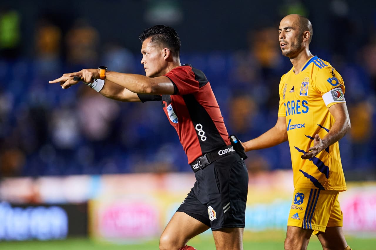 Tras revisar la jugada en el monitor, Pérez Durán cambió su decisión.