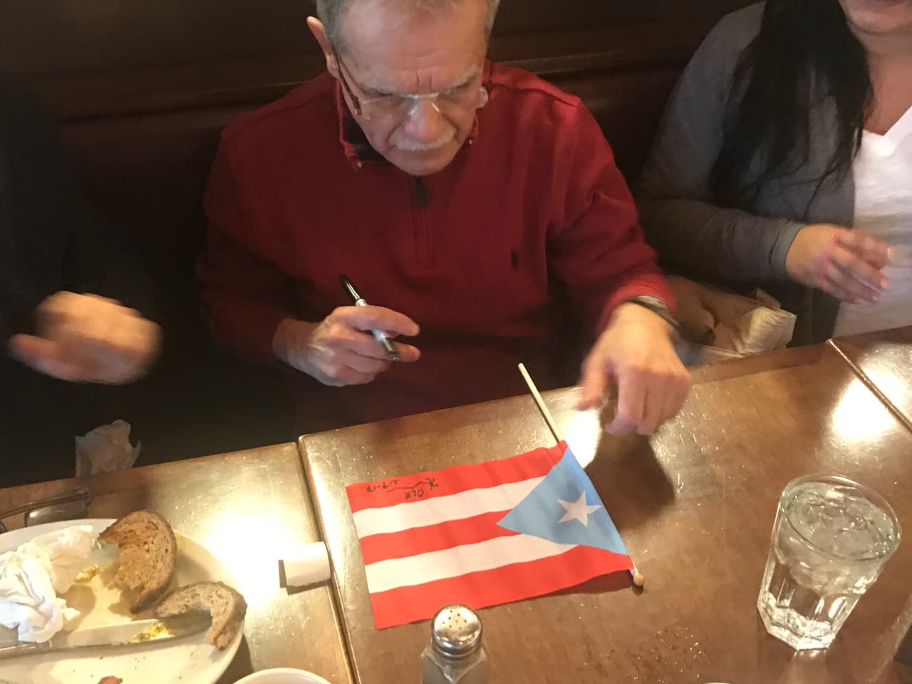 El líder nacionalista siempre firma con sus iniciales O.L.R., una marca que se ha hecho popular por sus cuadros pintados desde la cárcel.