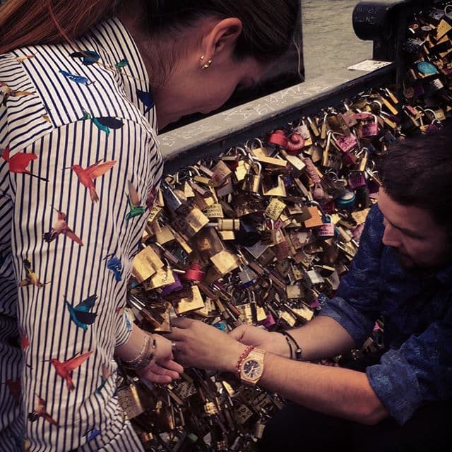 Por supuesto, Poncho y su esposa Celia Correa hicieron el ritual propio de El Puente del Amor en París, Francia.