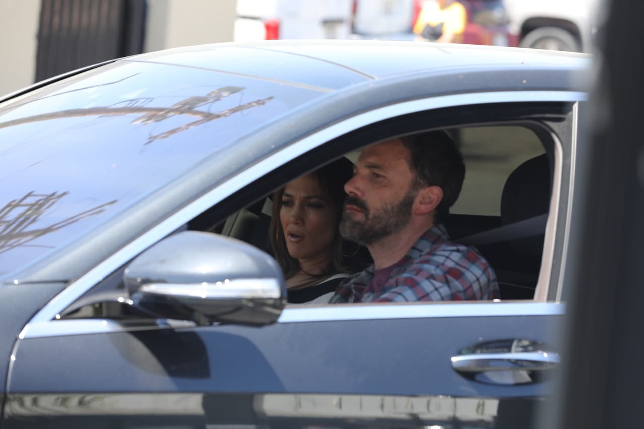 El actor trató de maniobrar para lograr zafar el anuncio de la parte trasera, mientras JLo observaba si lo lograba.
<br>