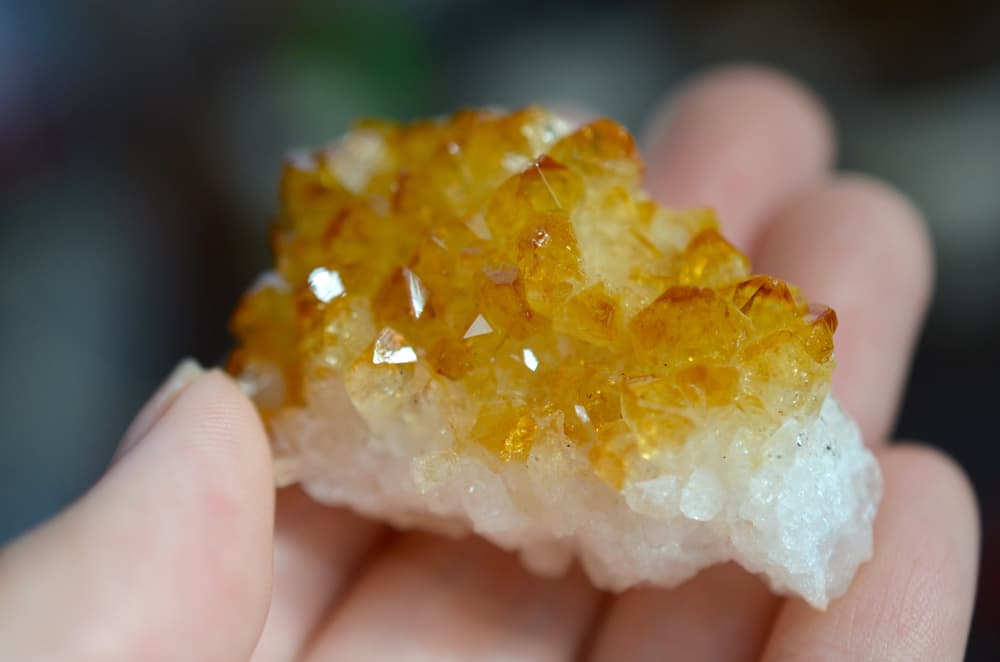 También es excelente en las terapias de sanación de cristales y puede vigorizar un chakra, un campo áurico. Puede revisar emociones guardadas y liberarlas y alegrar la vida de la persona.