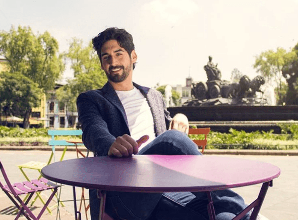 ¿Te gustaría verlo como villano? Sin duda, sería un gran reto para el actor. No olvides seguirlo a él y a todos los galanes en el gran final de 
<i>El color de la pasión</i> por Univision.