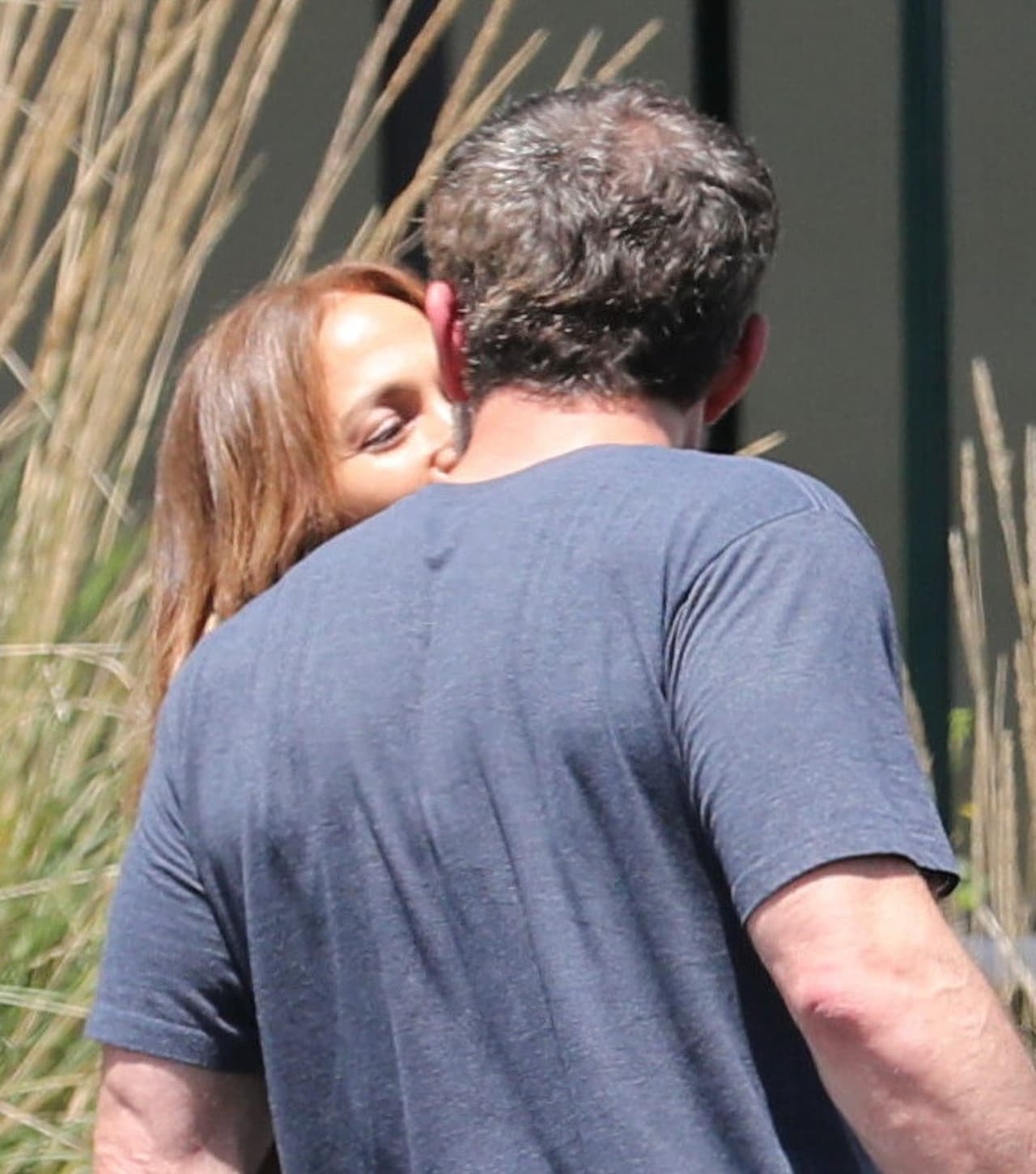 Hasta el momento, ni Ben Affleck ni Jennifer López han confirmado o desmentido el informe, pero su reciente sesión de besos deja claro que su relación continúa estable.
<br>