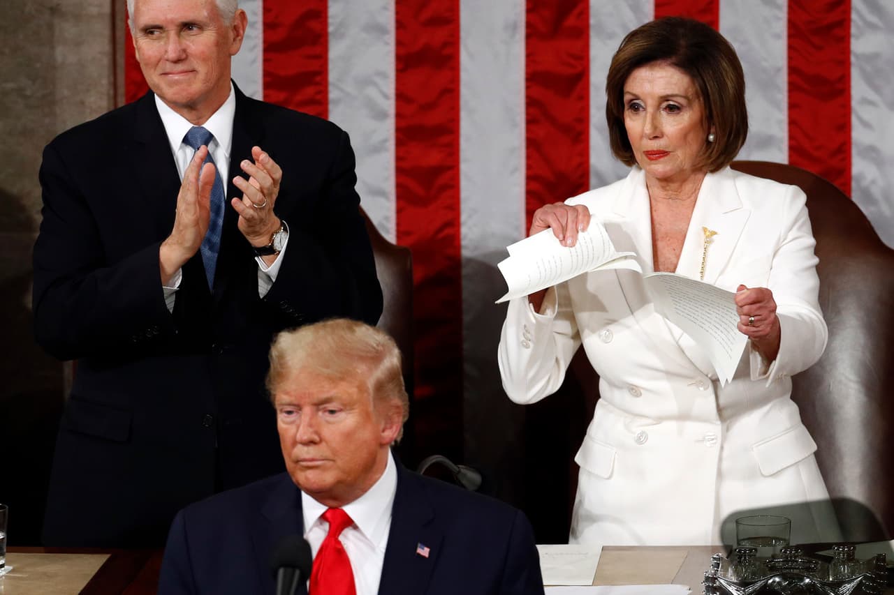 <b>Nancy Pelosi rompe el discurso del Estado de la Unión de Donald Trump (4 de febrero).</b> La presidenta de la cámara de Representantes respondió de esta manera al finalizar el discurso, 
<a href="https://www.univision.com/noticias/politica/pelosi-y-trump-se-desprecian-publicamente-en-el-discurso-del-estado-de-la-union-ella-rompe-su-discurso-y-el-no-le-da-la-mano"><u>luego que el presidente no la saludara a su entrada</u></a>.
<br>
