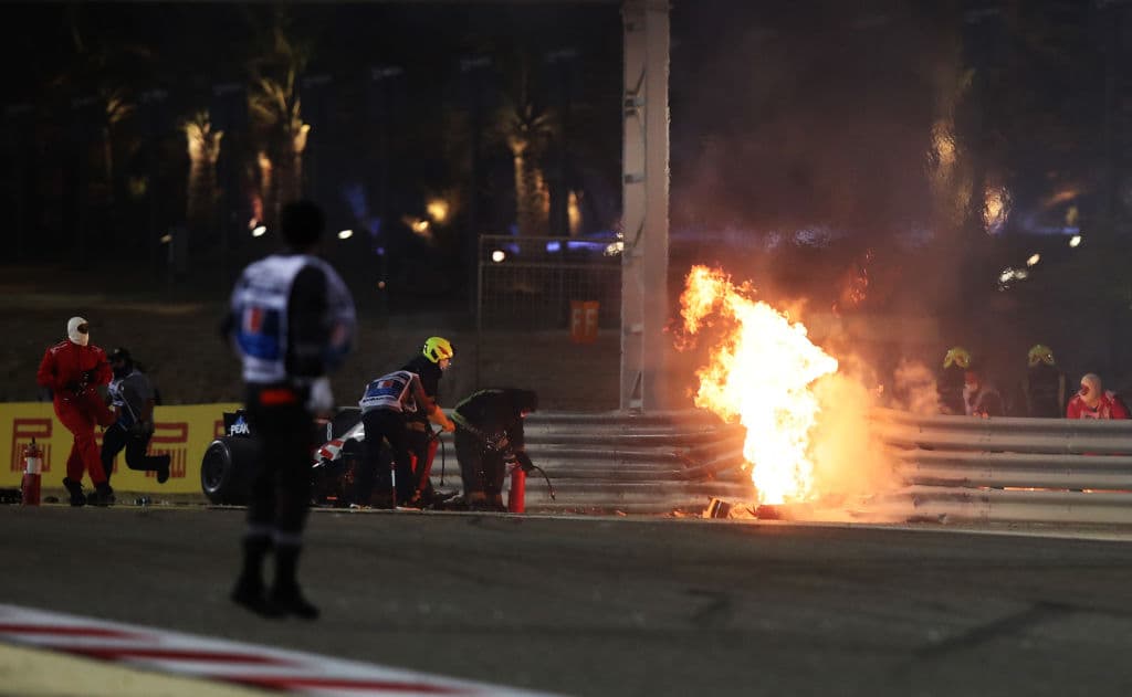 Romain Grosjean perdió el control de su monoplaza tras rozar su llanta con otro piloto y se impactó con una barda. El piloto francés logró salir ileso de su auto en llamas con leves quemaduras en manos y pies durante el Gran Premio de Barein en la Formula 1.