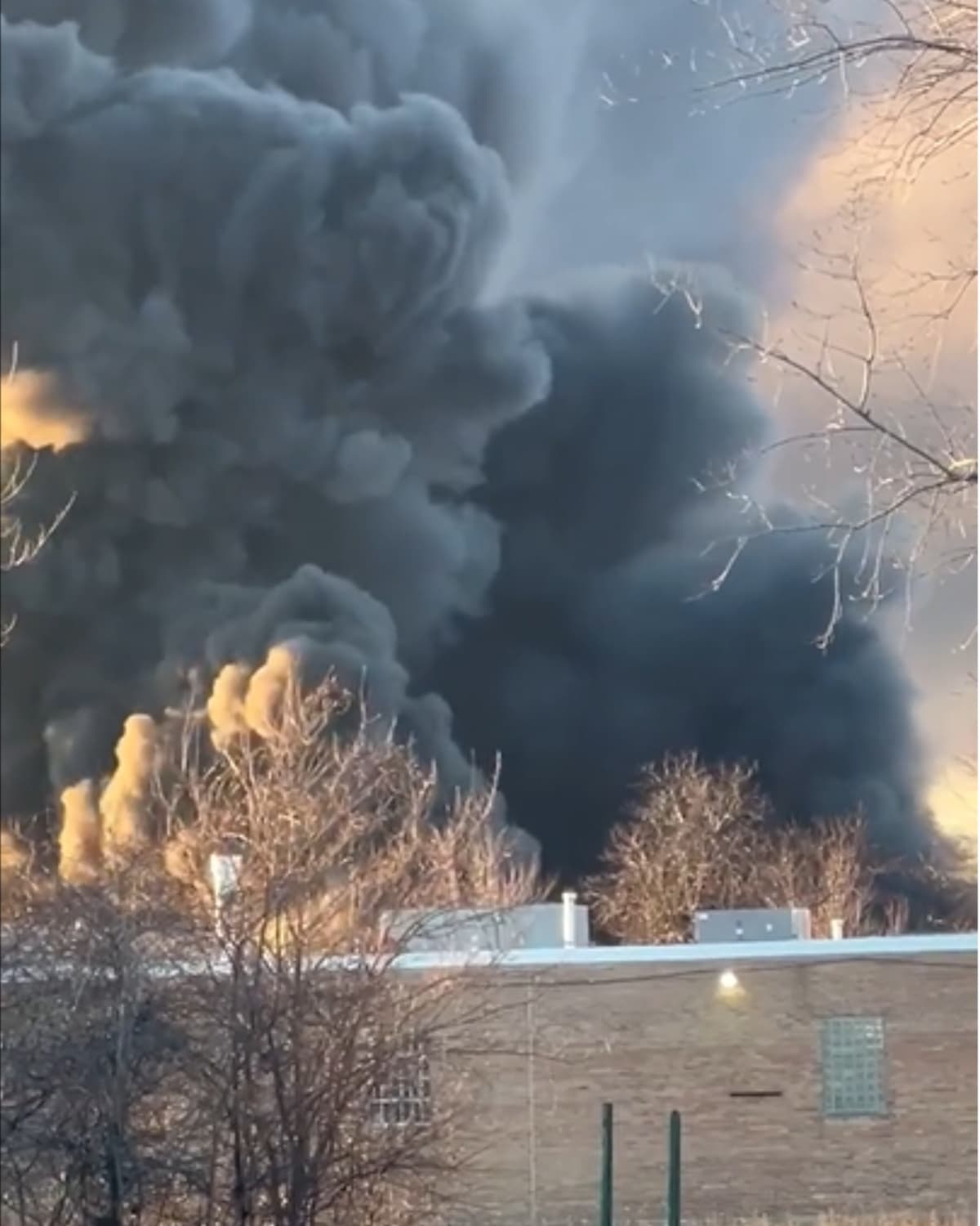 La mañana de este martes 13 de febrero se desató un incendio cerca del Aeropuerto O'Hare, en el suburbio de Elk Grove Village, al norte de Chicago.