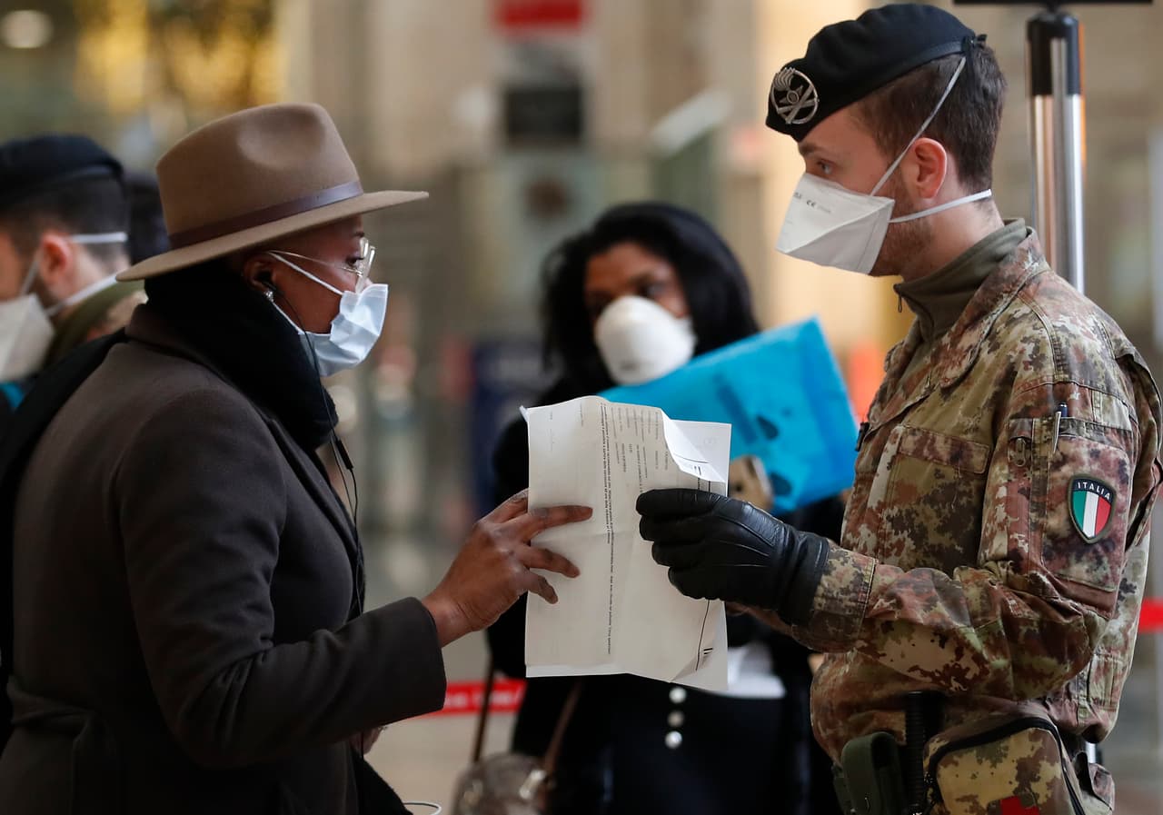 Desde este lunes el norte de Italia está bajo restricción de viajes. Un militar supervisa un permiso de movimiento en la principal estación de trenes de Milán. Se cree que unas 16 millones de personas, es decir, un cuarto de la población italiana, está afectada por la medida.