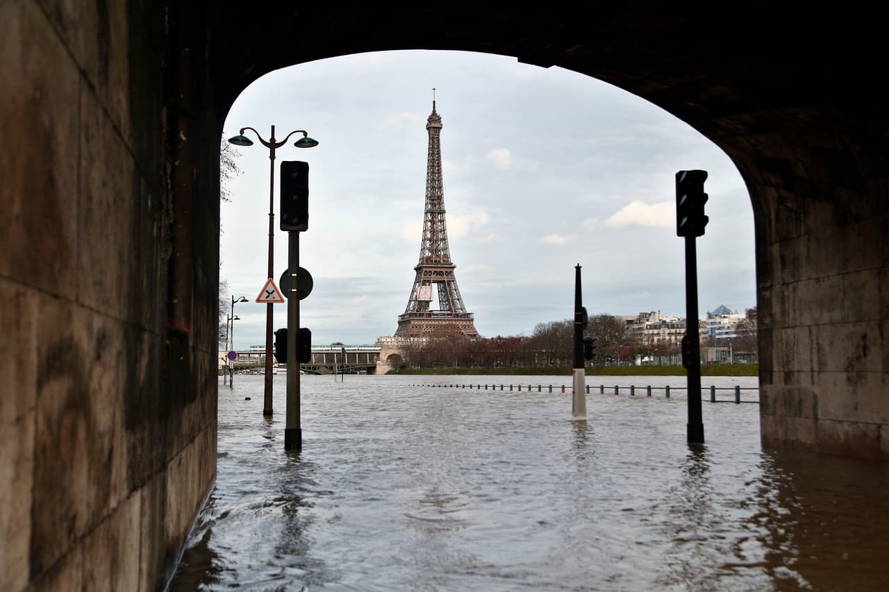 El agua desbordada cubre los pasos peatonales alrededor del Sena cerca de la torre Eiffel. El aumento en el nivel del agua por las fuertes lluvias de los últimos días no permite que los botes pasen por debajo de los antiguos puentes que rodean la catedral de Notre Dame.