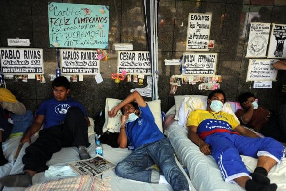 Los huelguistas, que pertenecen a las principales universidades del país, permanecerán frente a la sede del Programa de las Naciones Unidas para el Desarrollo (PNUD) "hasta tener una respuesta a nuestros planteamientos", agregó Arroyo.