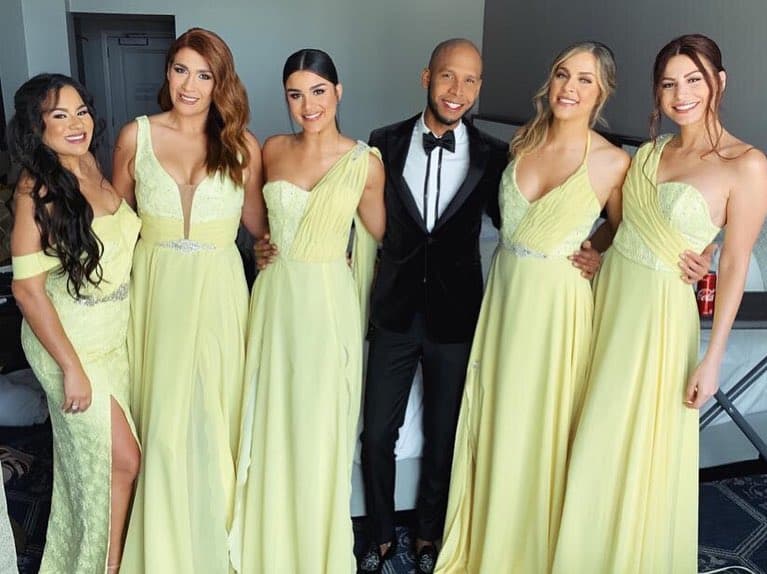 Así es como lucieron sus vestidos junto al diseñador. Clarissa optó por un atuendo que dejara al descubierto su hombro derecho.