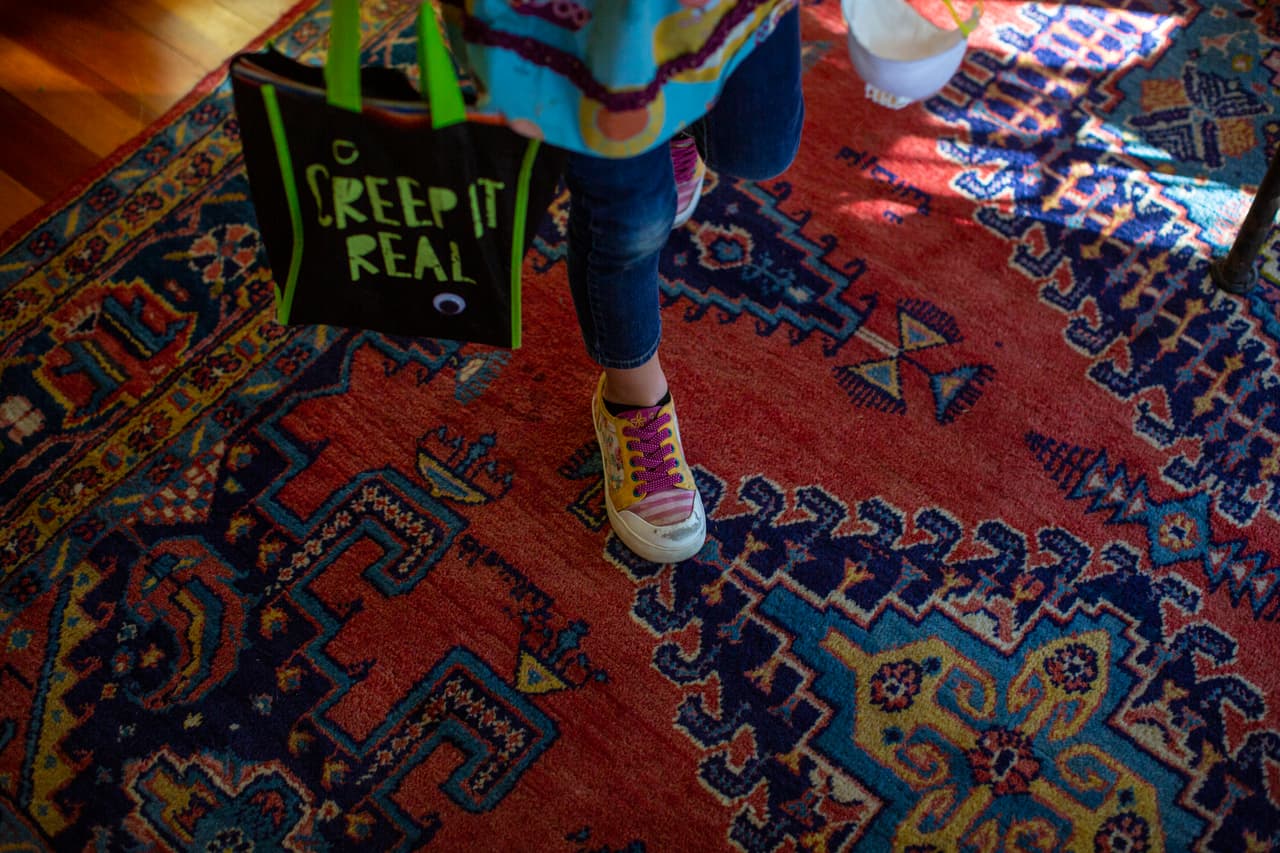 La hermana menor de MJ en la casa del abogado que la representa en su demanda contra La Iglesia de Jesucristo de los Últimos Días.