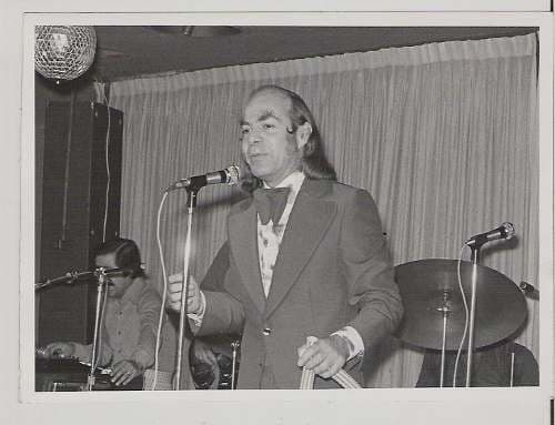 Intentó cantar en varias ocasiones, pero nunca recibió una oportunidad formal. 
<br>