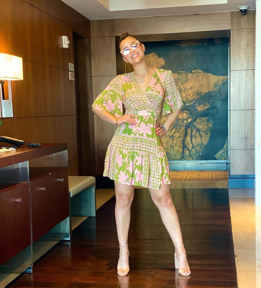 Desde el inicio de primavera Clarissa ha permanecido en República Dominica por las grabaciones de su tercera película 'Flow Calle', por lo que sus outfits son relajados, pero siguiendo con la tendencia de estampados.