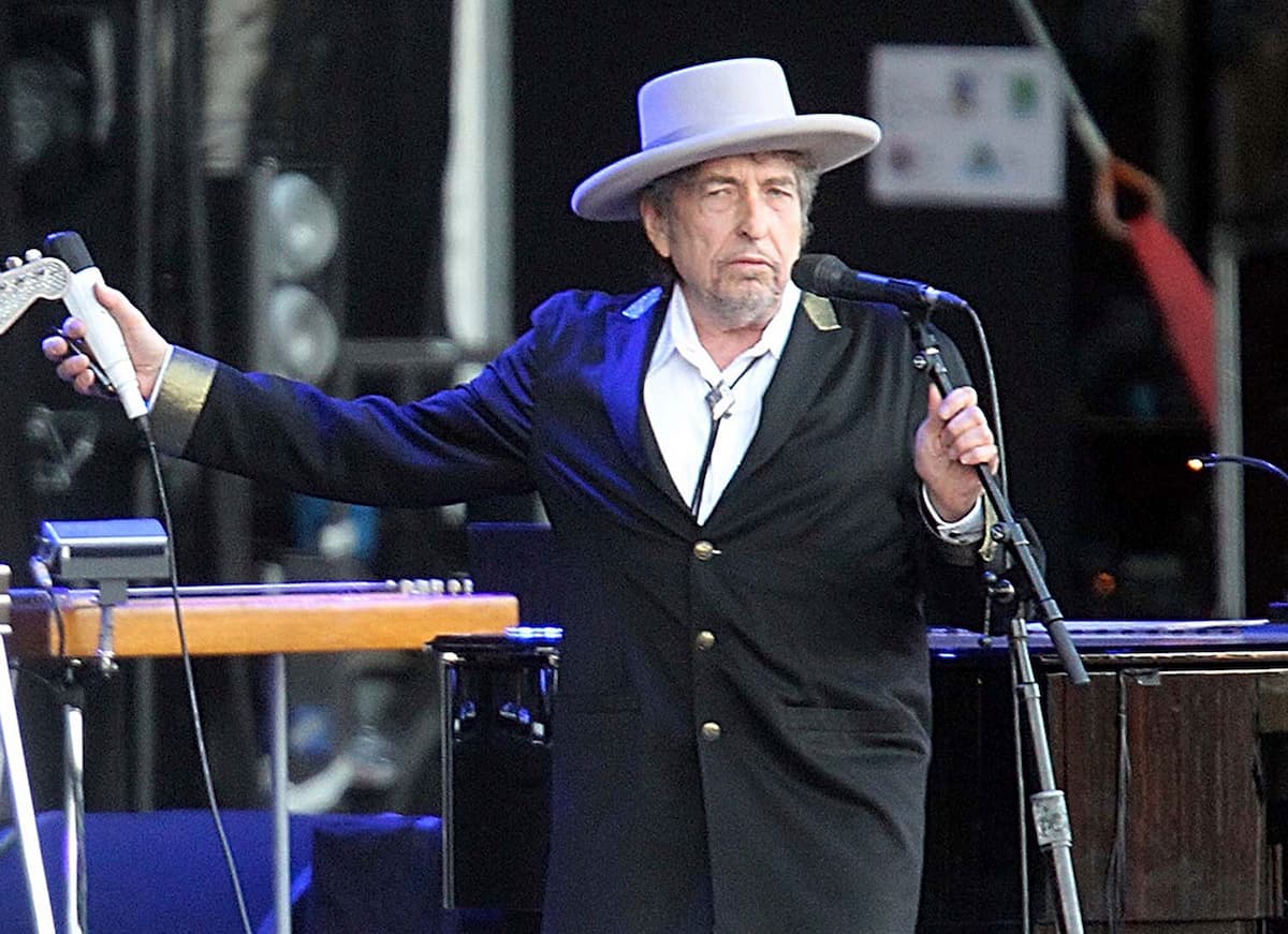 Bob Dylan sigue con la intriga: da una señal de que acepta el Nobel de Literatura y luego la retira
