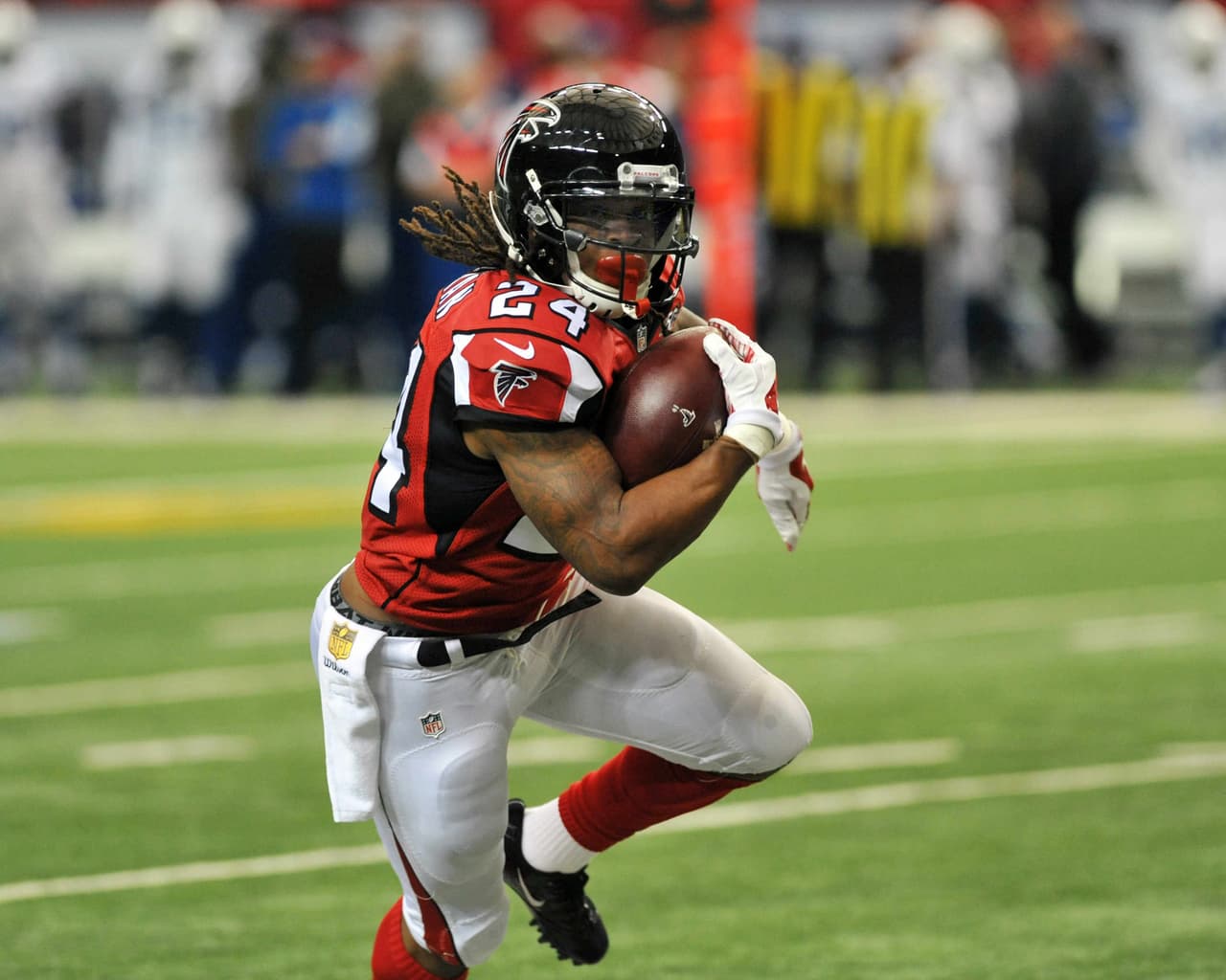El corredor Devonta Freeman aprobó protocolo de conmociones y puede jugar con Falcons
